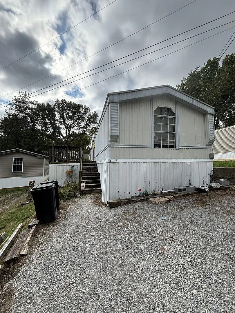 Hilltop Mobile Home Park — Photo 1