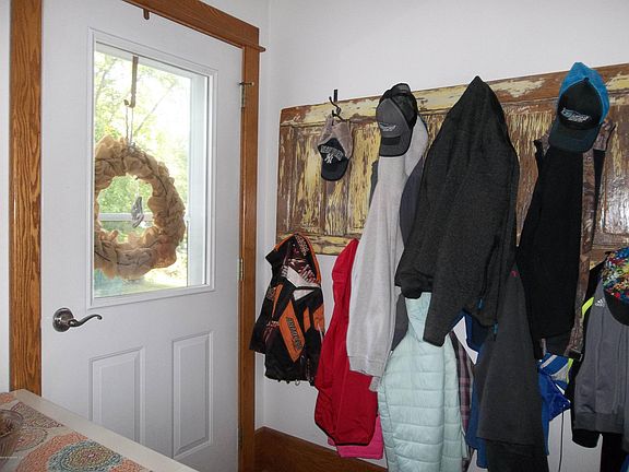 5th image of 411 Bourden St