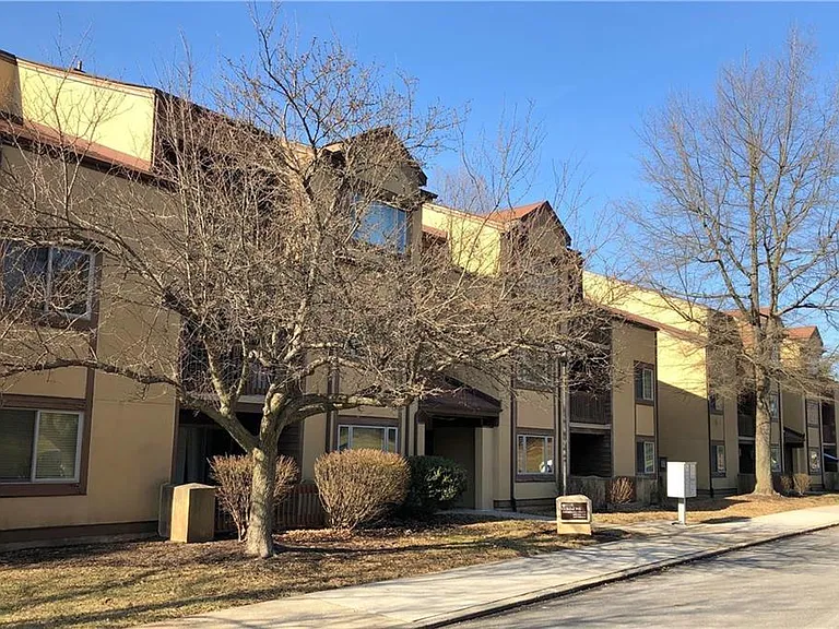 2115 Sayre Dr — Photo 4
