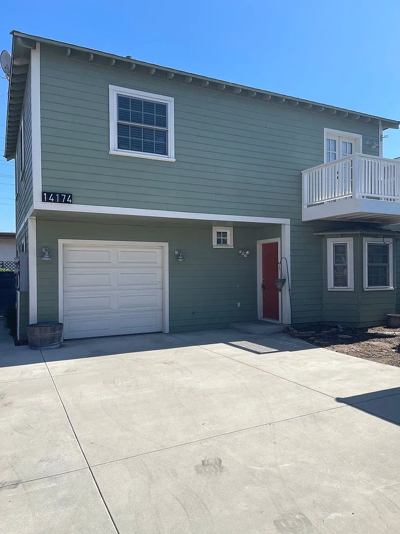 Beautiful 2 br/2Bth Back-end home with large backyard — Photo 1