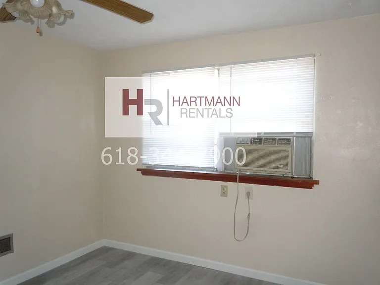 404 S Combs Ave — Photo 3