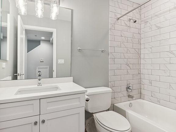 5th image of 2850 N Paulina St #Townhouse