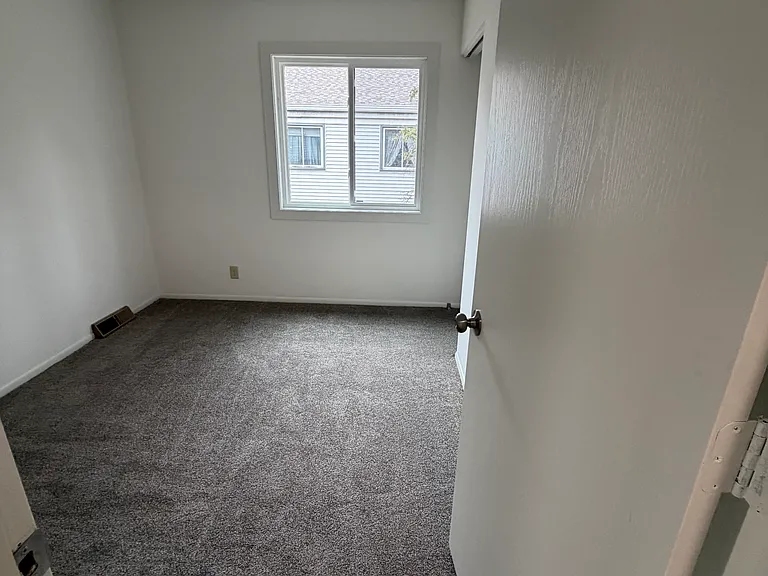 4870 Grenwich Trl N — Photo 9