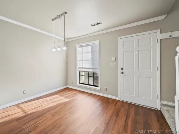 1033 E 57th Pl Unit 17, Tulsa, OK 74105