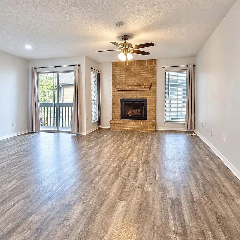 2 bed, 2.0 bath, 998 sqft, $1,375 — Photo 2