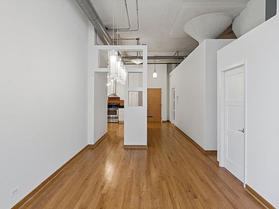 5th image of 1800 W Roscoe St APT 521