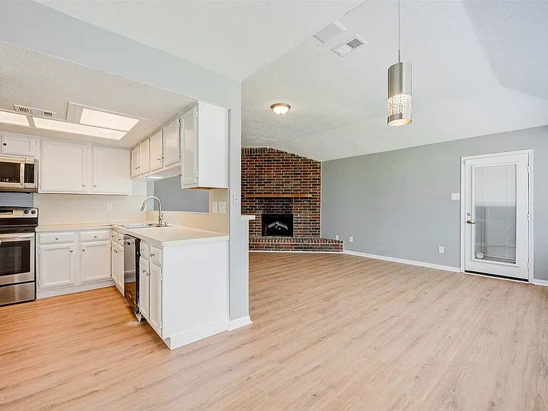 11602 Lennington Ln — Photo 8