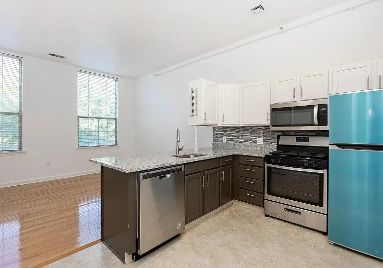 735 Washington St — Photo 6