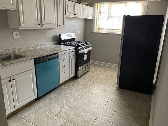 2nd image of 3823 W Wrightwood Ave #G