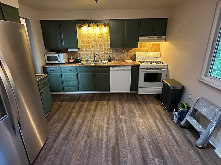 1681 Morris Ave — Photo 4