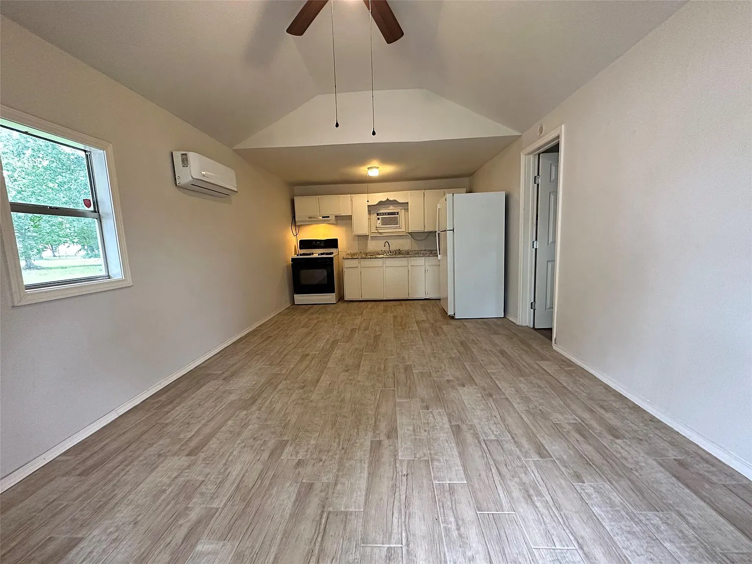 1 bed, 1.0 bath, 924 sqft, $800 — Photo 3