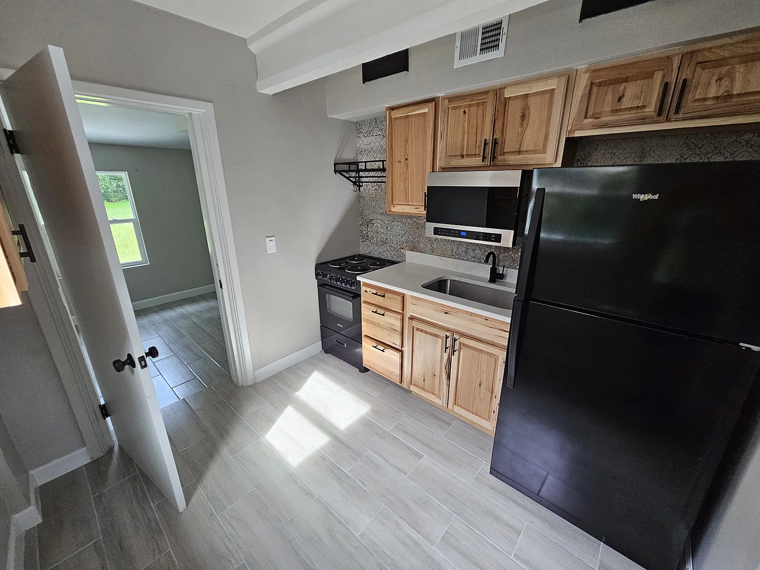 1501 E Kaley St — Photo 3