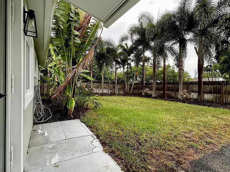 5950 NE 6th Ave — Photo 23