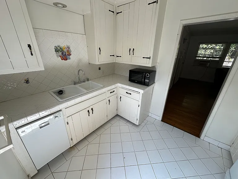 626 VETERAN AVE, Unit B, Westwood, CA 90024 - Kitchen w/ Dishwasher & Microwave