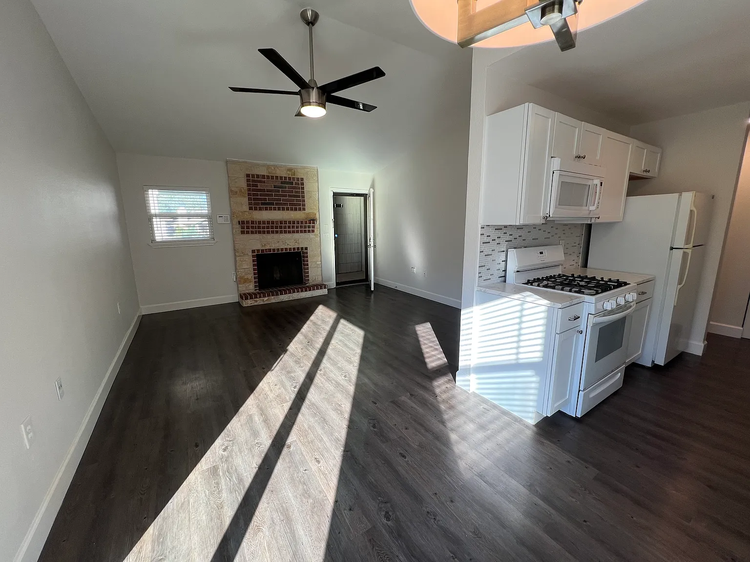 3 bed, 1.5 bath, 1033 sqft, $1,500 — Photo 3