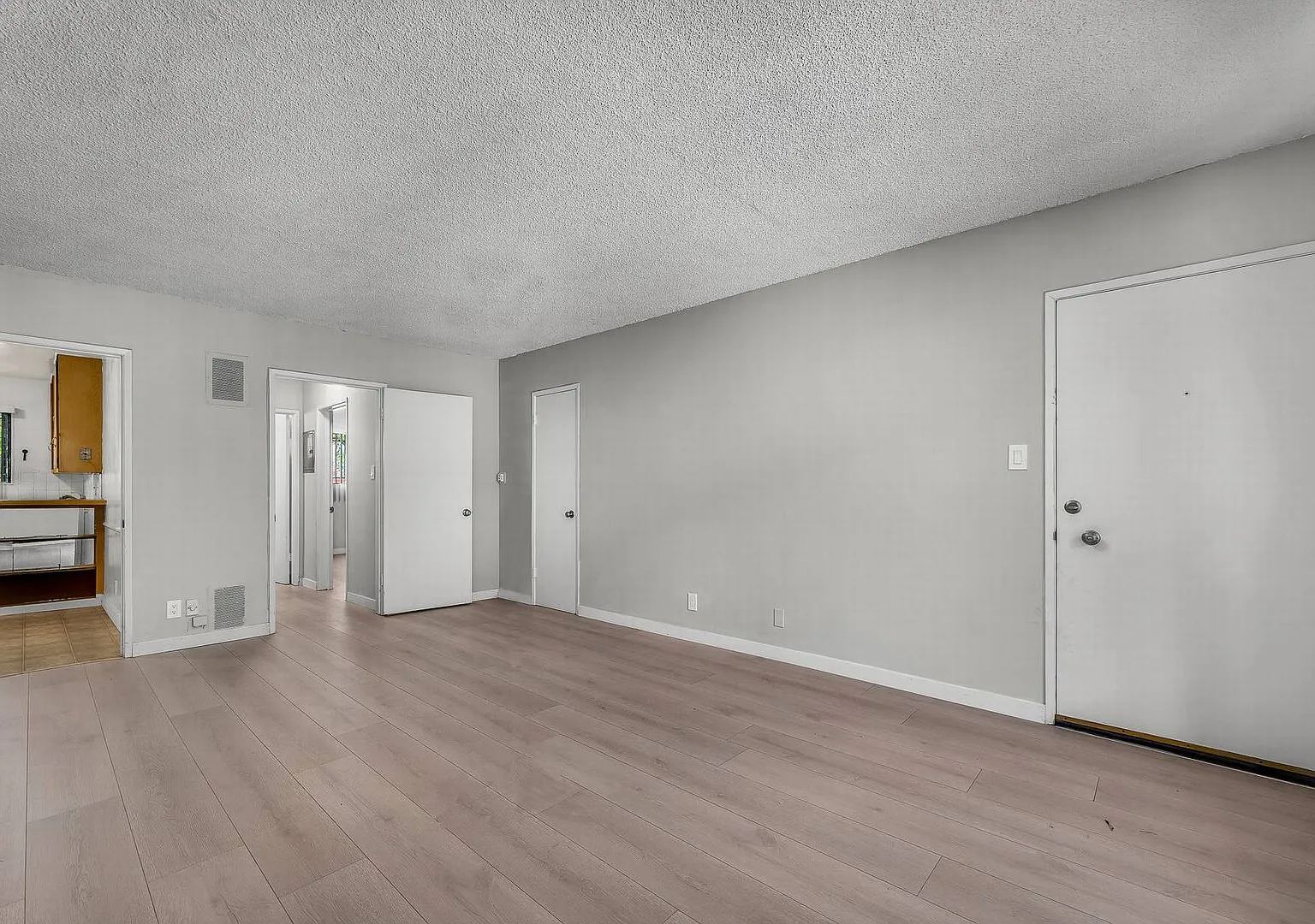 Large 1 bedroom — Photo 2