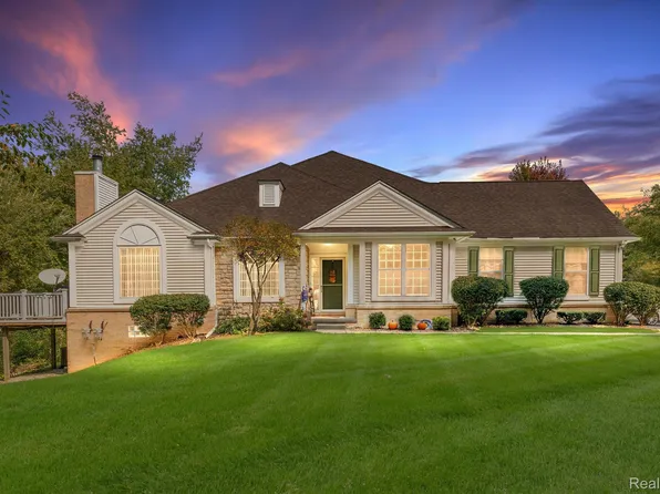 5614 Heathland Cir, Clarkston, MI 48346