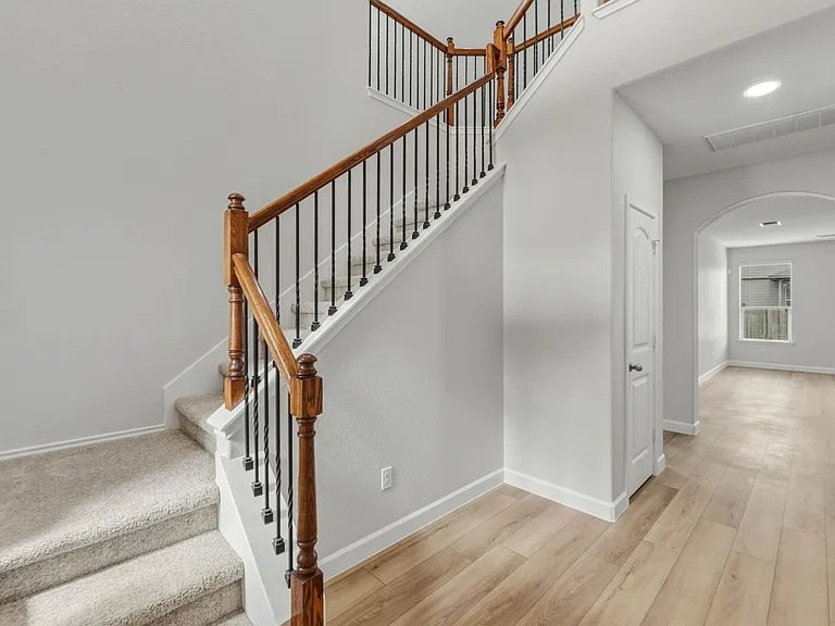 301 Serpentine Ln — Photo 22
