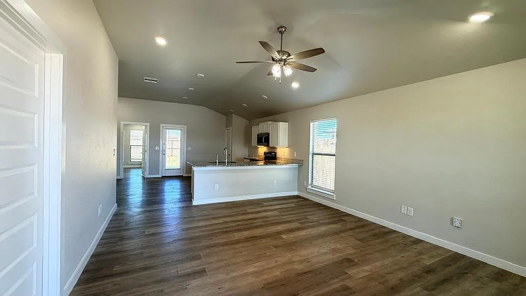 3 bed, 2.0 bath, 1400 sqft, $2,500 — Photo 2