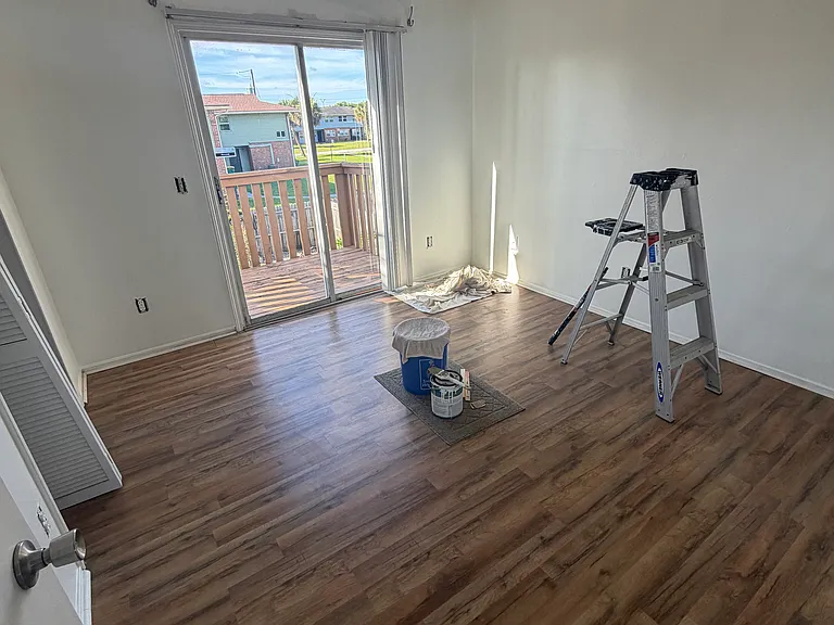 Bedroom 2 with balcony (finishing the painting)