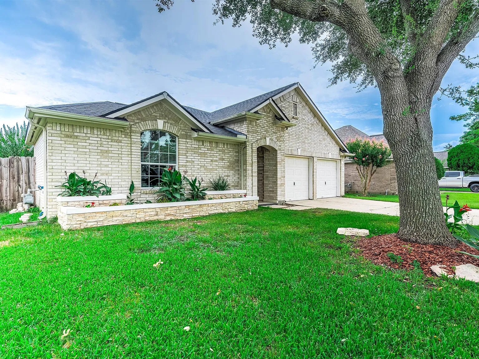 3 bed, 2.0 bath, 1602 sqft, $2,200 — Photo 2