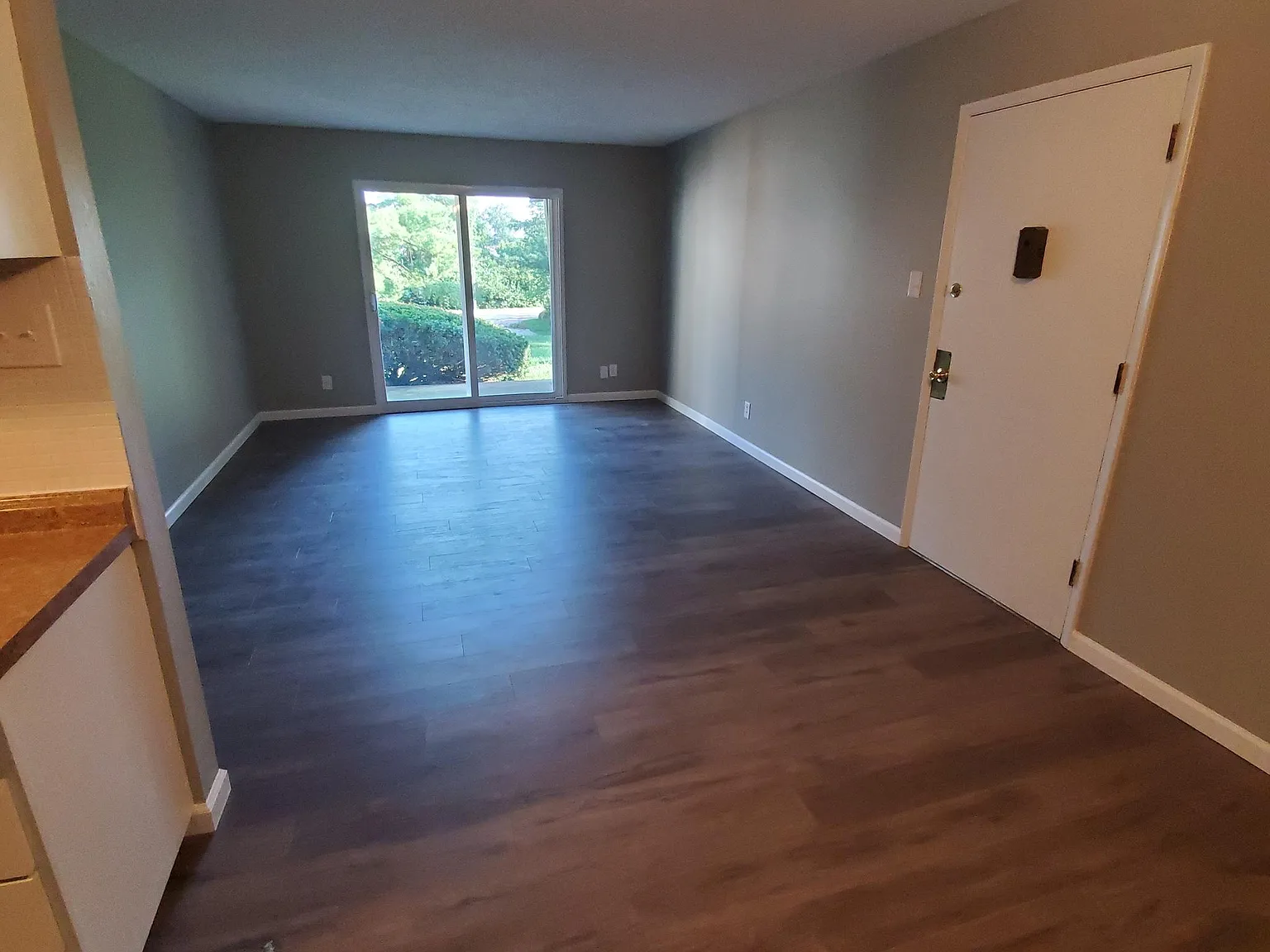 2 bed, 875 sqft, $1,400 — Photo 2