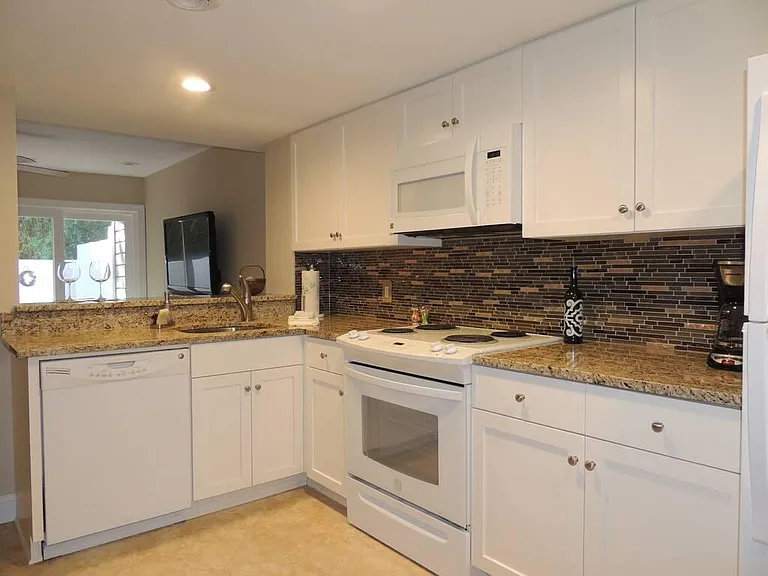 11 Tanglewood Dr #13 — Photo 2