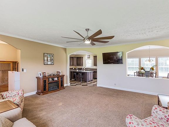 5th image of 68 Jennifer Dr