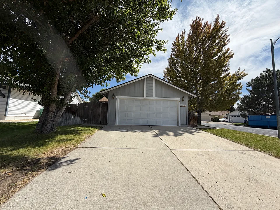 2030 Woodtrail Dr