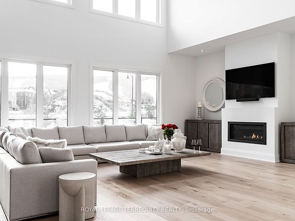 3rd image of 109 Stillwater Cres #S/t