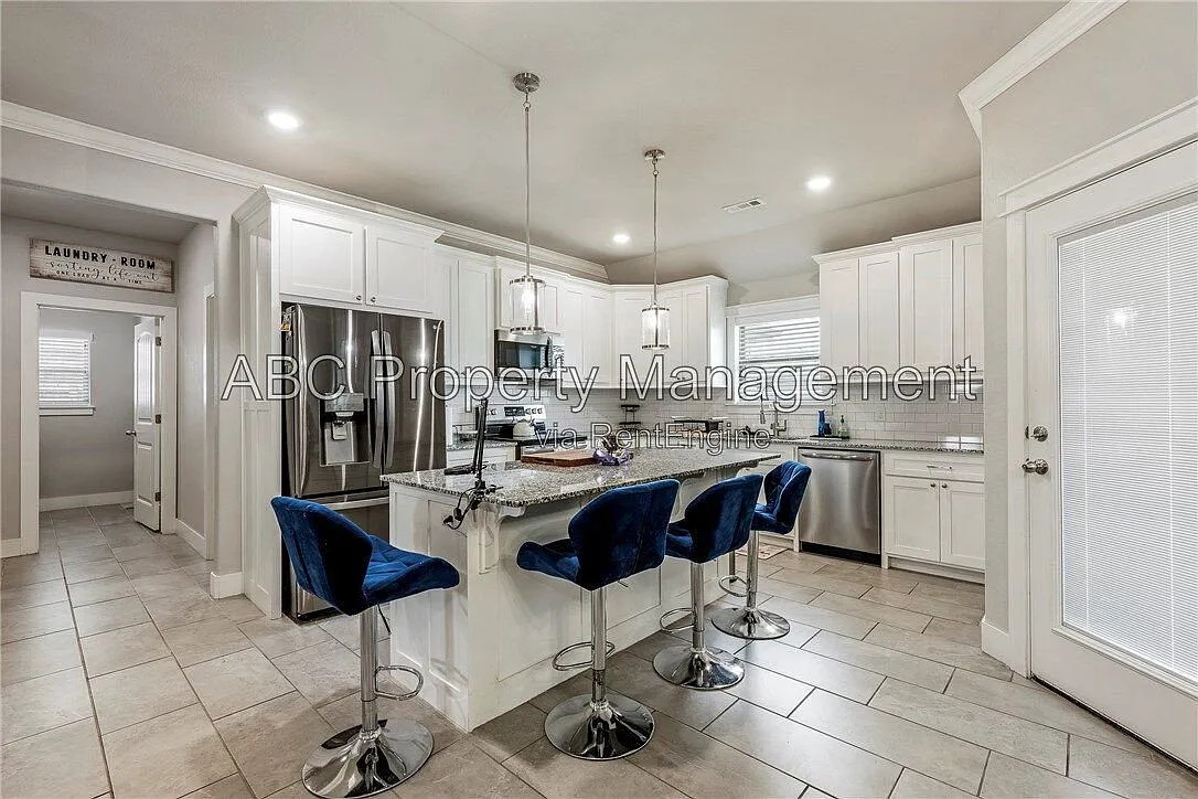 3 bed, 2.0 bath, 1589 sqft, $2,100 — Photo 3