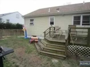 39-01 Van Riper Pl, Fair Lawn, NJ 07410