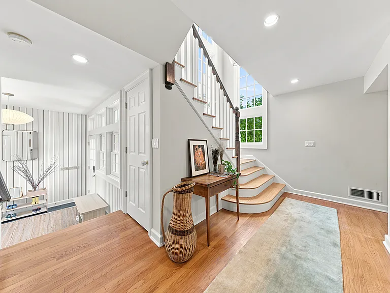 11 Belaire Dr — Photo 9