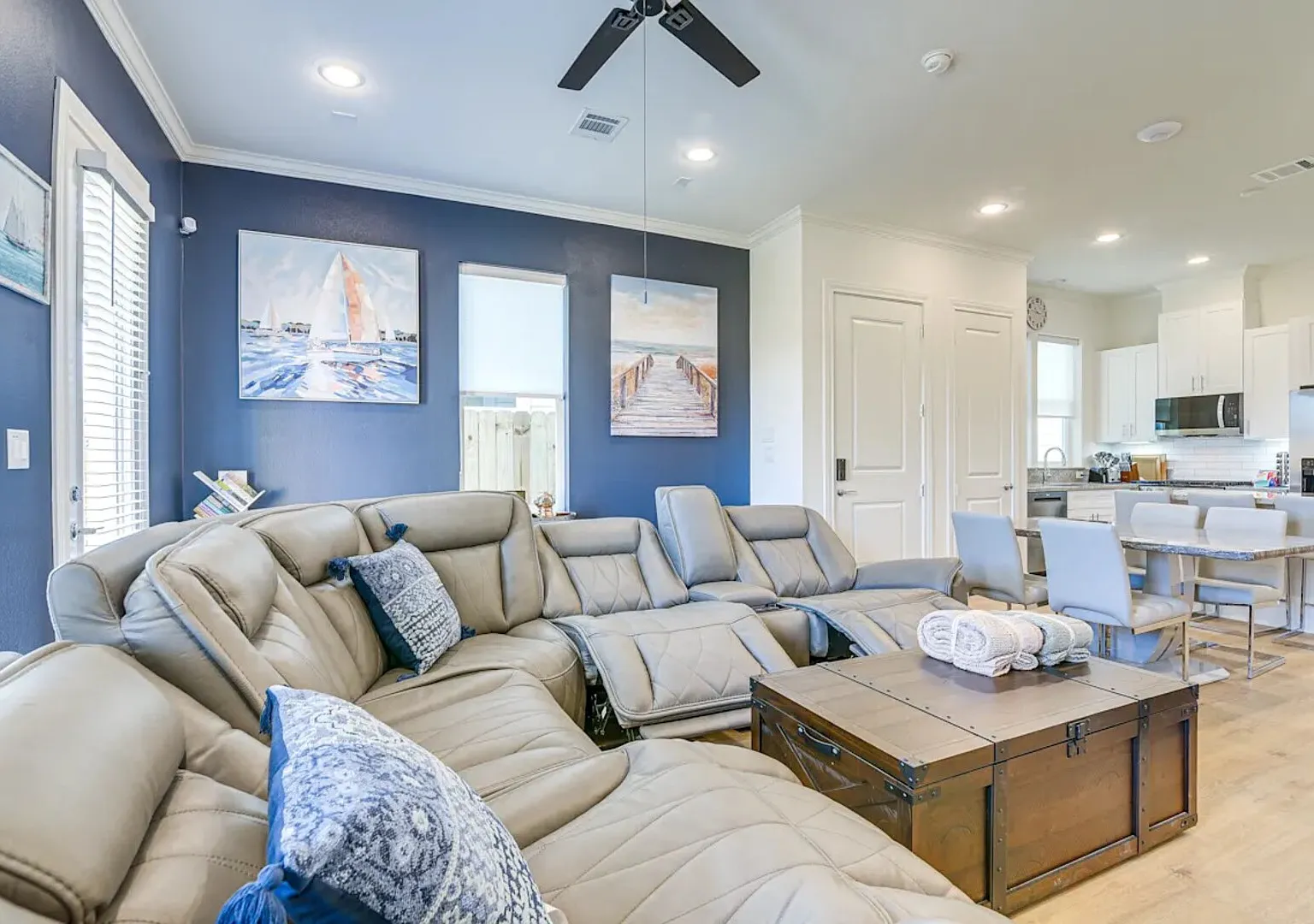 Downtown Med-Center 2 car Garage power beds smart home — Photo 1