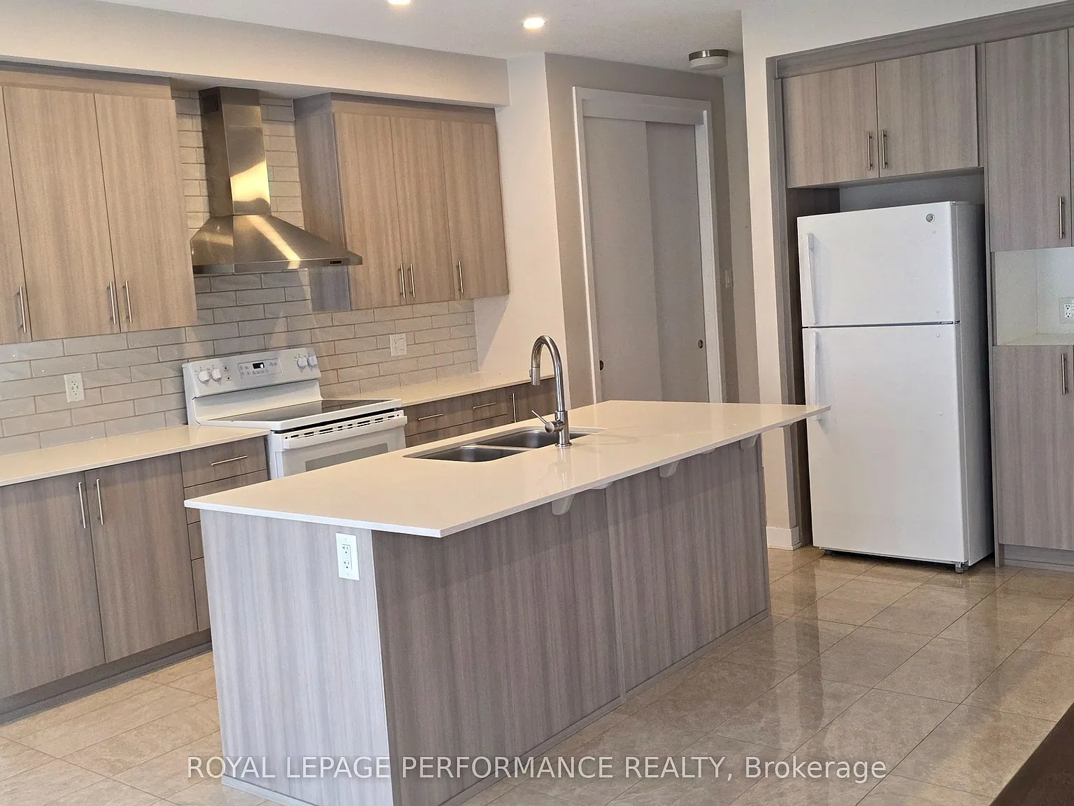 4 bed, $3,800 — Photo 2