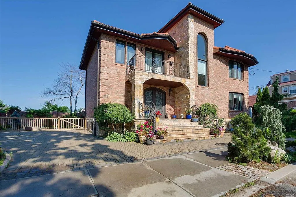 3 bed, 2.5 bath, 3150 sqft, $5,800 — Photo 2