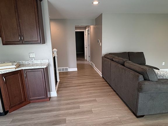 5th image of 16 Wayside Ct