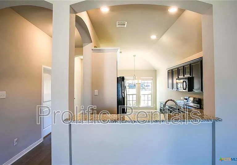 805 Stockdale Rd — Photo 7