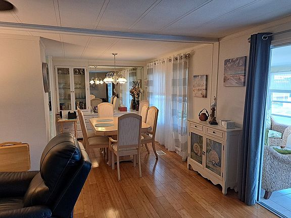 5th image of 385 Sanibel St