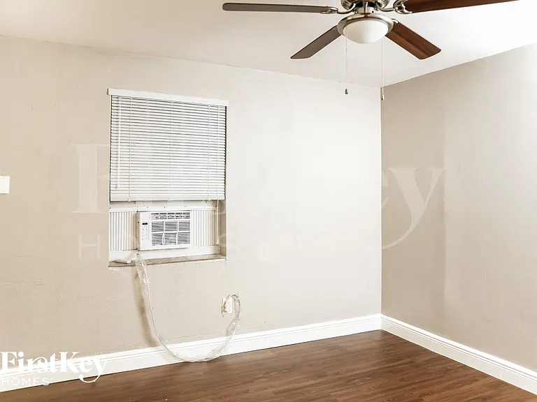 9880 Martinique Dr — Photo 10