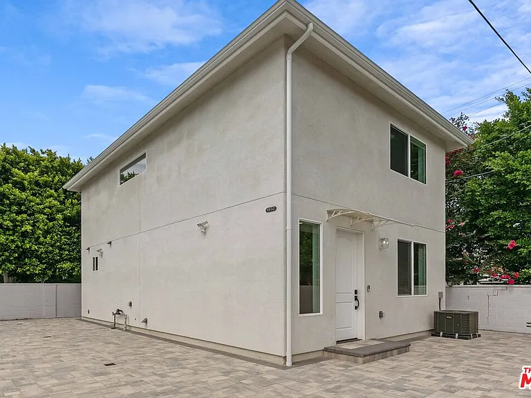 6932 Babcock Ave — Photo 1
