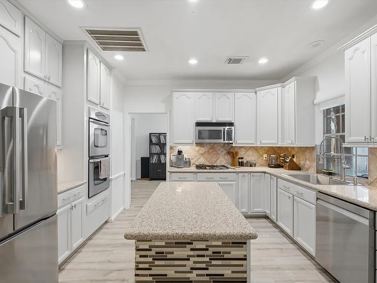 4704 Broadmoor Dr — Photo 8