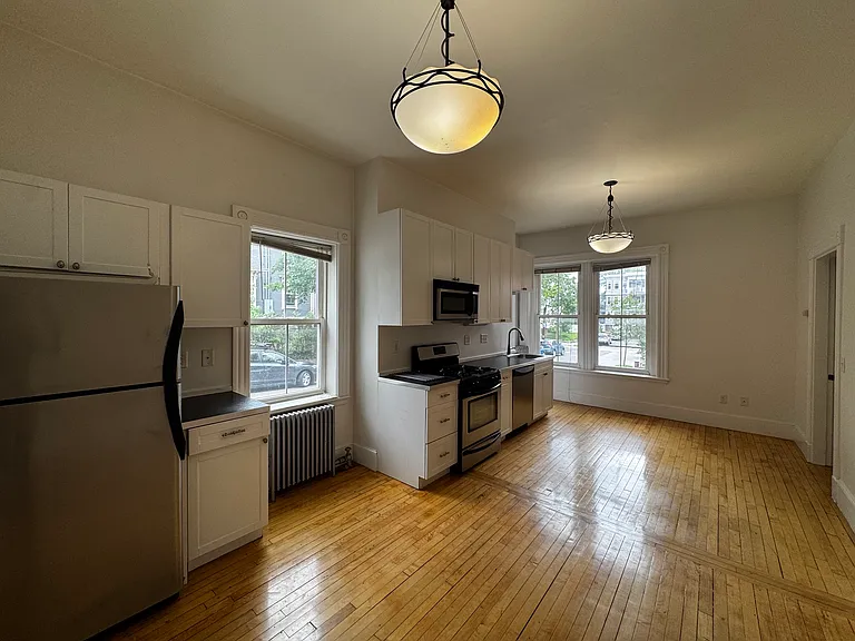 Laurel St — Photo 8