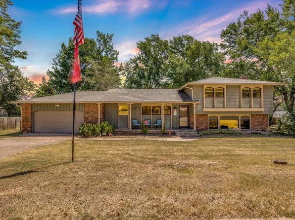 515 Highland Dr, Arkansas City, KS 67005