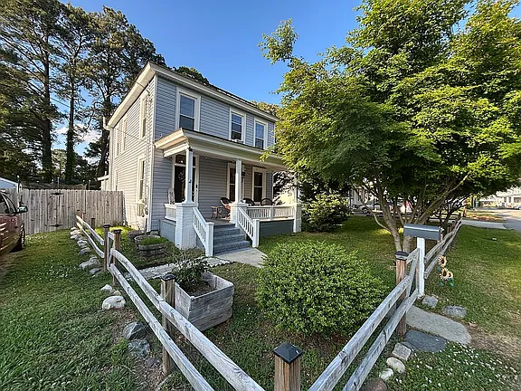 3914 Bart St — exterior photo