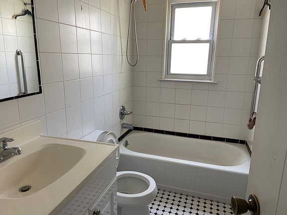 4th image of 402 Roslyn Pl