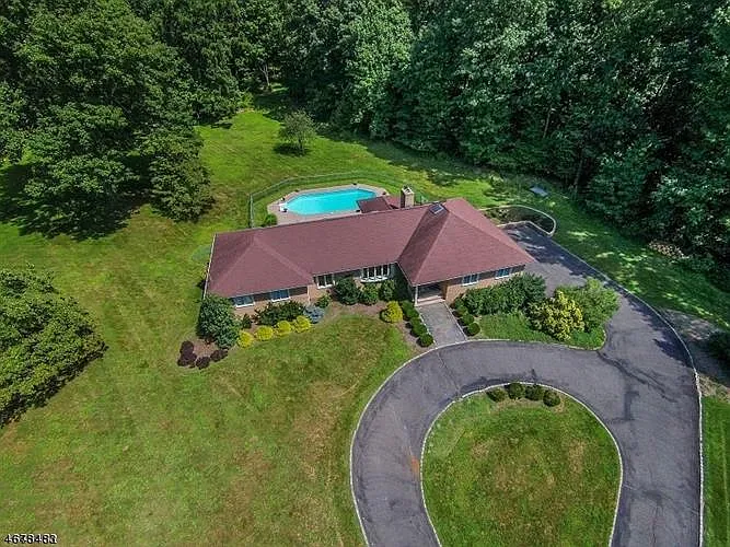 4 Echo Ln photo 1