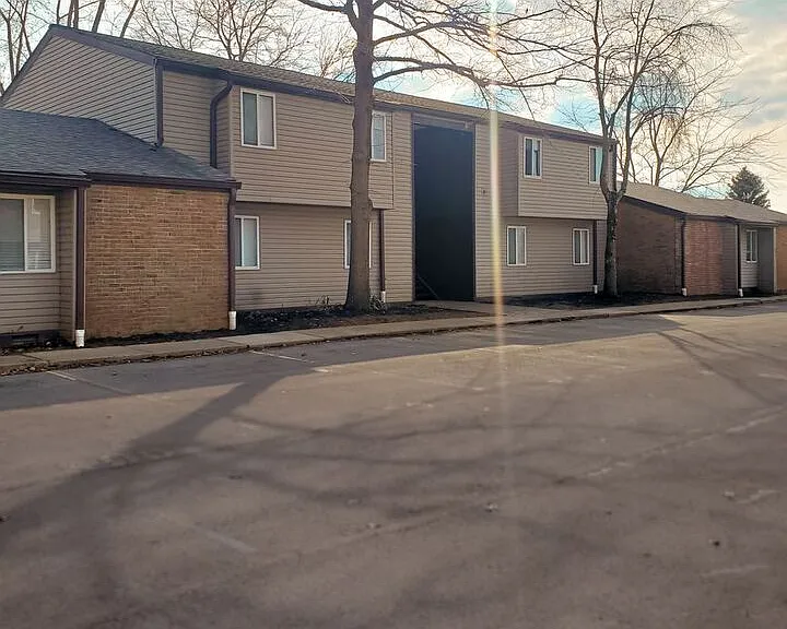 884 S Spring Rd — Photo 2