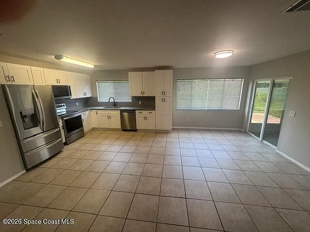 425 Tewksbury Ln NE — Photo 8