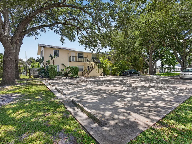 708 SW Gardens Blvd — Photo 4